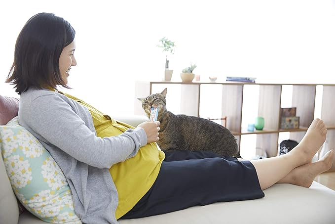 INABA Churu Lickable Purée Natural Cat Treats for Skin and Coat with Omega Oils, Taurine and Vitamin E, 0.5 Ounces Each - Tuna Recipe (4 Tubes)